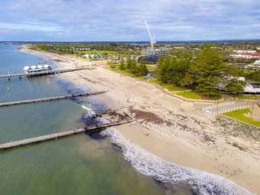 Busselton, WA - Avustralya 07-26-2022. Busselton Sahil Kıyısı Yüzme Koruması bir köpekbalığı ve iğneli yüzme ağıdır.