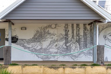 Busselton, WA - Avustralya 07-26-2022. Busselton Foreshore, kulüpler, restoranlar, oyun alanları ve büyük ağaçlardan oluşur..