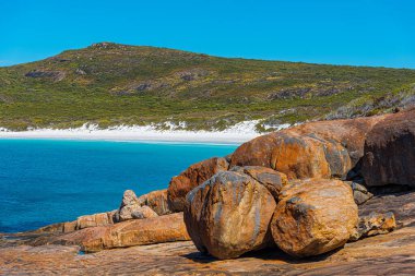 Cape le Grande 'deki devedikeni Koyu, büyüleyici gözlerden uzak sahiller ve muhteşem kayalık arka planlarıyla Esperance..