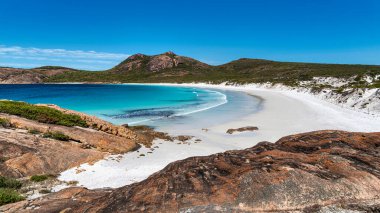 Cape le Grande 'deki devedikeni Koyu, büyüleyici gözlerden uzak sahiller ve muhteşem kayalık arka planlarıyla Esperance..