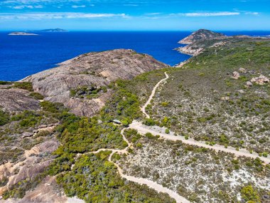 Beyaz sahilin havadan görünüşü ve Lucky Bay 'in kristal berrak turkuaz suları.
