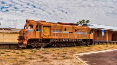 Narrogin, WA-Avustralya. 02-06-2022 Narrogin Batı Avustralya 'daki eski tren istasyonu. Demiryolu köprüsünde bir yürüyüş..