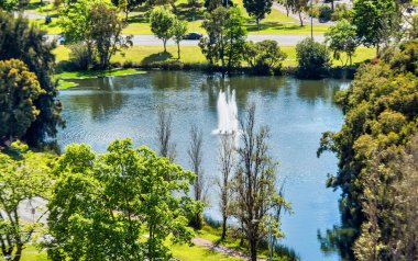 Perth, WA Australia - 10-22-2021 Batı Avustralya 'daki Kuğu Nehri ve Perth City manzarası