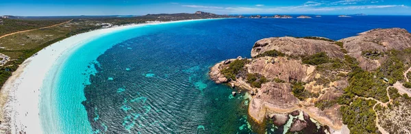 Beyaz sahilin havadan görünüşü ve Lucky Bay 'in kristal berrak turkuaz suları.