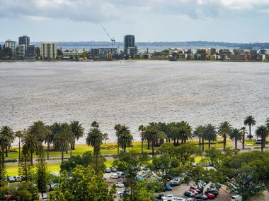 Batı Avustralya 'da Kuğu nehri ve Güney Perth manzarası