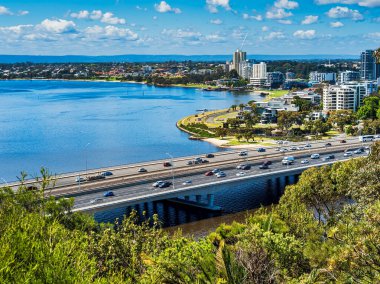 Perth, WA Australia - 10-22-2021 Narrows Köprüsü, Kuğu Nehri ve Kings Park 'tan Güney Perth manzarası