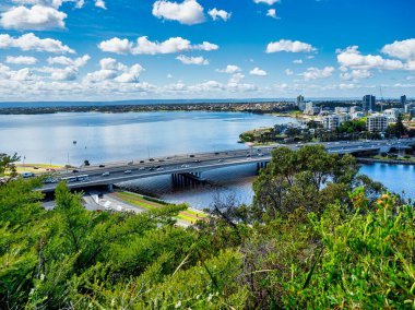 Perth, WA Australia - 10-22-2021 Narrows Köprüsü, Kuğu Nehri ve Kings Park 'tan Güney Perth manzarası