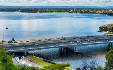 Perth, WA Australia - 10-22-2021 Narrows Köprüsü, Kuğu Nehri ve Kings Park 'tan Güney Perth manzarası