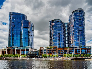 Perth, WA Australia - 10-22-2021 Perth WA 'daki Elizabeth Quay' deki Büyük Lüks Oteller