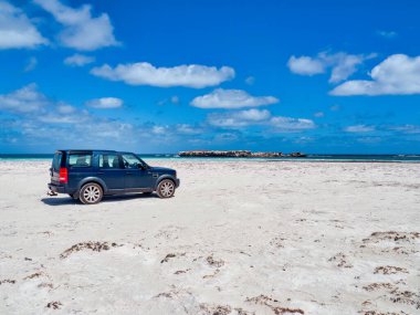 Lancelin, WA - Avustralya 05-27-2023. Lancelin 'in güzel sert kumsalları, büyük beyaz kum tepeleri ve karlı bir kerevit avlama endüstrisi var. Cazibesi tatil ortamında yatar..