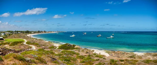 Lancelin, WA - Avustralya 05-27-2023. Lancelin 'in güzel sert kumsalları, büyük beyaz kum tepeleri ve karlı bir kerevit avlama endüstrisi var. Cazibesi tatil ortamında yatar..