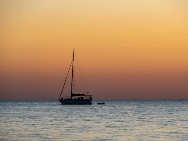 Long Point 'te günbatımında yatı gece için demirlemiş, Port Kennedy - Rockingham