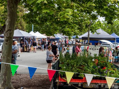 Rockingham, WA - Avustralya - 10-17-2021 Rotary Sunday Markets Her pazar Kent Street Otoparkında Rockingham Dome ve Gary Holland Center 'ın arkasında