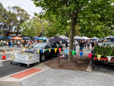 Rockingham, WA - Avustralya - 10-17-2021 Rotary Sunday Markets Her pazar Kent Street Otoparkında Rockingham Dome ve Gary Holland Center 'ın arkasında