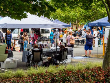 Rockingham, WA - Avustralya - 10-17-2021 Rotary Sunday Markets Her pazar Kent Street Otoparkında Rockingham Dome ve Gary Holland Center 'ın arkasında