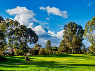 Cruickshank Park, Stony Creek boyunca sessiz mekanları ve birçok yerel caddeye bağlantıları olan kalabalık bir lineer parktır..