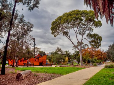 Melbourne, Victoria / Avustralya - 10 / 29 / 2019. Her yaştan çocuğu olan Kara Safir Korsan Gemisi korsan gemisinin cazibesine karşı koyamaz. Oyun alanı Maribyrnong Nehri Melbourne kıyısında..