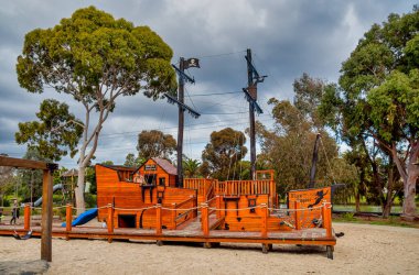 Melbourne, Victoria / Avustralya - 10 / 29 / 2019. Her yaştan çocuğu olan Kara Safir Korsan Gemisi korsan gemisinin cazibesine karşı koyamaz. Oyun alanı Maribyrnong Nehri Melbourne kıyısında..