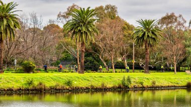 Footscray Park geniş bahçe yatakları ve diğer tesisleri olan bölgesel bir açık alandır. Melbourne şehrinin ufuk çizgisini gösteriyor..