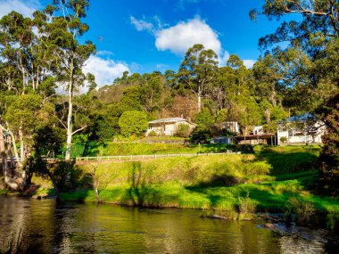 Yarra, Warburton da dahil olmak üzere birkaç kasabadan geçer.