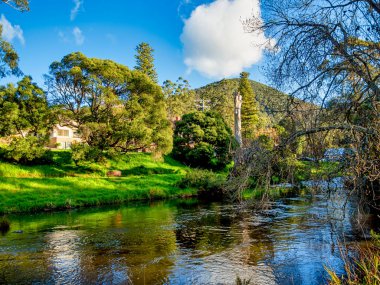 Yarra, Warburton da dahil olmak üzere birkaç kasabadan geçer.