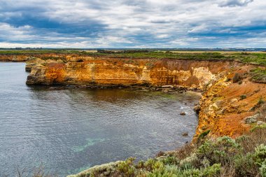 Vahşi Güney Okyanusu, Büyük Okyanus Yolu boyunca Peterborough yakınlarında kaya yığınları ve kayalıklarda korunaklı körfezler, manzaralı gözcüler ve küçük sahil koyları oluşturdu..