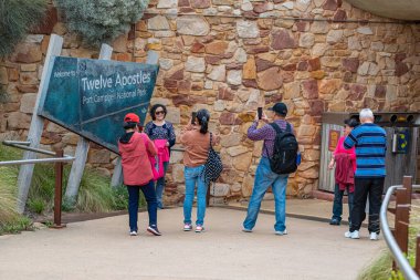 Port Campbell, VIC - Avustralya - 03-22-2021 12 Havaride Turistler, Victoria 'nın dramatik sahil şeridinde Güney Okyanusu' ndan yükselen muhteşem kaya yığınları.