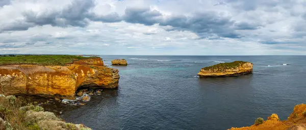 Дикий Южный Океан Вырезал Потрясающую Коллекцию Скал Укрытий Прогулками Скалам — стоковое фото
