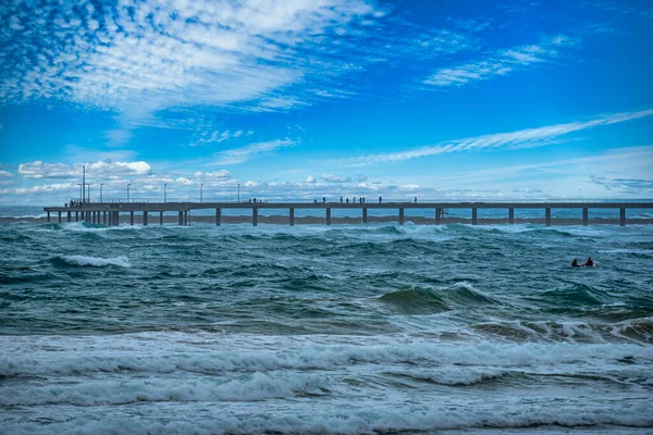 澳大利亚维多利亚州劳恩 2021年3月3日至22日在海滩和劳恩码头对面的海岸上最独特的景观之一上的海洋景观 — 图库照片
