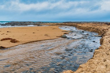 Apollo Körfezi 'nin güzel köyü ve Otwaylerin eteklerinde yer alan plajları..
