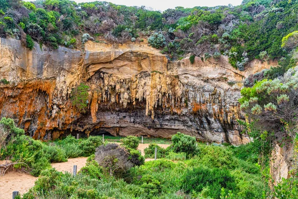 Loch Ard Gorge 'daki kireçtaşı mağaraları Port Campbell Ulusal Parkı, Victoria, Avustralya' nın bir parçasıdır.