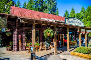North Vancouver, British Columbia / Canada - 06 / 15 / 2015 Hediyelik Eşyalar Kuzey Vancouver Bölgesi 'ndeki Askı Köprüsü yakınlarındaki Capilano Ticaret Merkezi' nden alınacak.
