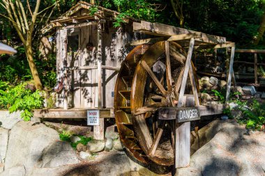 Kuzey Vancouver, British Columbia / Canada - 06 / 15 / 2015 Capilano asma köprüsü yakınlarındaki Su Çarkı