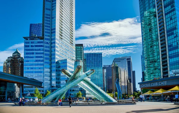 Vancouver, British Columbia / Canada - 06/14/2015. Şehir ve Limanın Olimpiyat Meşalesi Vancouver özetleri