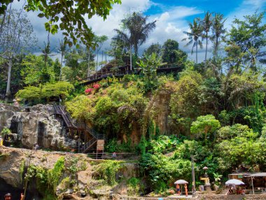 Kemenuh, Sukawati, Gianyar Regency, Bali Endonezya - 10262023 Tegenungan şelalesi sığ bir banyonun üzerindeki yemyeşil bir ormanda, kafelerin yakınında..