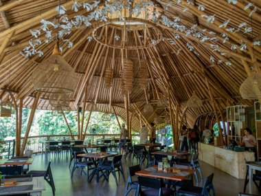 Kemenuh, Sukawati, Gianyar Regency, Bali Endonezya - 10262023 Omma Dayclub Bali Tegenungan şelalesine erişimi olan