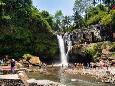 Kemenuh, Sukawati, Gianyar Regency, Bali Endonezya - 10262023 Tegenungan şelalesi sığ bir banyonun üzerindeki yemyeşil bir ormanda, kafelerin yakınında..