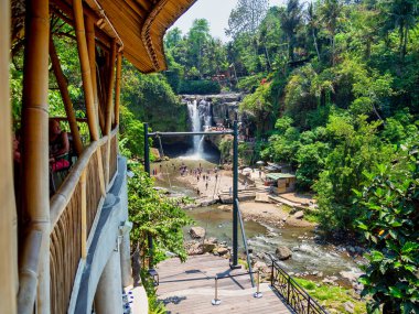 Kemenuh, Sukawati, Gianyar Regency, Bali Endonezya - 10262023 Omma Dayclub Bali Tegenungan şelalesine erişimi olan