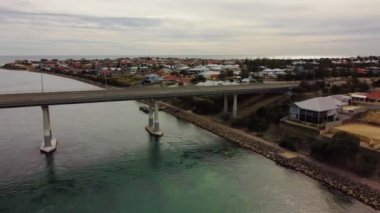 Dawesville Kanalı, Batı Avustralya 'da Perth' in yaklaşık 80 km güneyinde, Dawesville 'de Peel-Harvey Estuary ve Hint Okyanusu arasında bulunan yapay bir kanaldır..