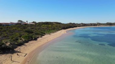 Point Peron ve Shoalwater Körfezi 'nin kayalık kireçtaşı oluşumları ve deniz yosunlarıyla hava manzarası..