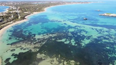 Point Peron ve Shoalwater Körfezi 'nin kayalık kireçtaşı oluşumları ve deniz yosunlarıyla hava manzarası..