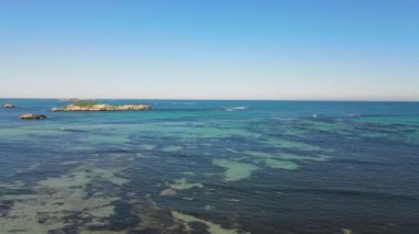 Point Peron ve Shoalwater Körfezi 'nin kayalık kireçtaşı oluşumları ve deniz yosunlarıyla hava manzarası..