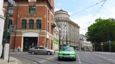 Krakow, Küçük Polonya / Polonya - 05 / 15 / 2019. Krakow sokaklarında turist gezintisine çıkmışlar..