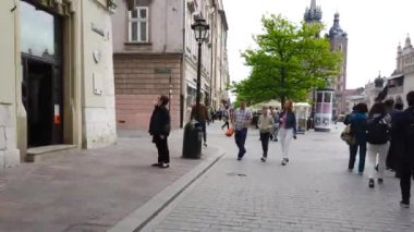 Krakow, Küçük Polonya / Polonya - 05 / 15 / 2019. Krakow sokaklarında turist gezintisine çıkmışlar..