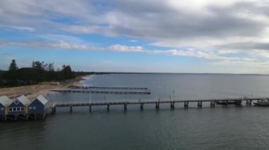 Busselton, WA - Avustralya 07-26-2022. Busselton Jetty 'nin hava manzarası 1841 metre uzunluğundaki güney yarımküredeki en uzun kereste yığını..