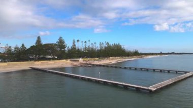 Busselton, WA - Avustralya 07-26-2022. Busselton Jetty 'nin hava manzarası 1841 metre uzunluğundaki güney yarımküredeki en uzun kereste yığını..