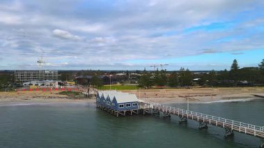 Busselton, WA - Avustralya 07-26-2022. Busselton Jetty 'nin hava manzarası 1841 metre uzunluğundaki güney yarımküredeki en uzun kereste yığını..