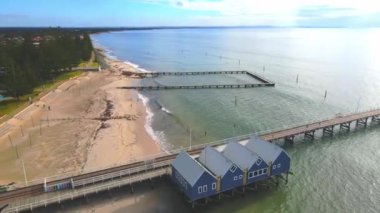 Busselton, WA - Avustralya 07-26-2022. Busselton Jetty 'nin hava manzarası 1841 metre uzunluğundaki güney yarımküredeki en uzun kereste yığını..