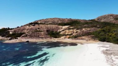 Beyaz sahilin havadan görünüşü ve Lucky Bay 'in kristal berrak turkuaz suları. Esperance WA.