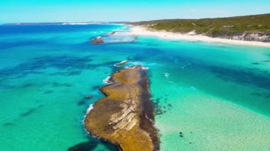 Ten Mile Lagoon ve 11 Mile plajı muhteşem ve yüzmek için harika bir yer..